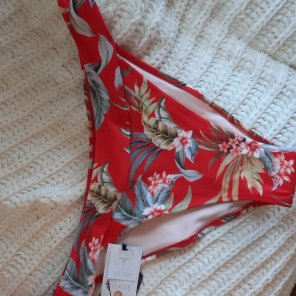 Shade and Shore 34C M Red White Green Plant Flower - Picture 3 of 9